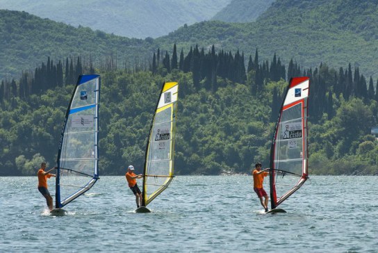 Виндсерфинг на Скадарском озере в Черногории. Фото: Pelikansurf.me